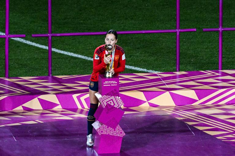TOPSHOT - Spain's midfielder #21 Claudia Zornoza kisses the trophy on the podium after winning the Australia and New Zealand 2023 Women's World Cup final football match between Spain and England at Stadium Australia in Sydney on August 20, 2023. (Photo by Saeed KHAN / AFP) (Photo by SAEED KHAN/AFP via Getty Images)