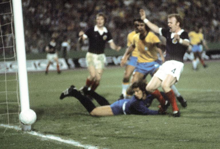 18/06/74 WORLD CUP 1974..BRAZIL v SCOTLAND (0-0)..WALD STADION - FRANKFURT..Scotland's Billy Bremner (right) shows his despair as the ball beats goalkeeper Emerson Leao but runs but shaves the outside of the upright (Photo by SNS Group via Getty Images)
